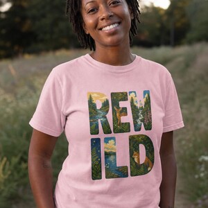 Camiseta con escena de naturaleza salvaje, camiseta con letras ilustradas con ciervo, zorro, bosque y río, camiseta de senderismo estilo cottagecore. imagen 3