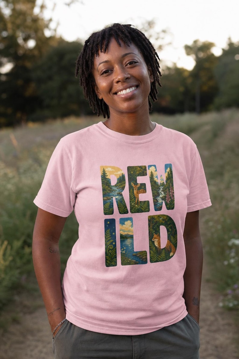 Camiseta con escena de naturaleza salvaje, camiseta con letras ilustradas con ciervo, zorro, bosque y río, camiseta de senderismo estilo cottagecore. imagen 3