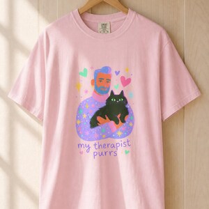 My Therapist Purrs T-Shirt, Bearded Man Holding Black Cat Tee, Cat Lover Gouache Illustration, Mental Health Cat Mom Dad Shirt imagem 8