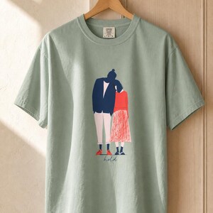 Hold Couple Illustration T-Shirt, Minimalist Editorial Art Tee, Leaning Together Love Graphic Shirt, Quiet Romance Gift afbeelding 5