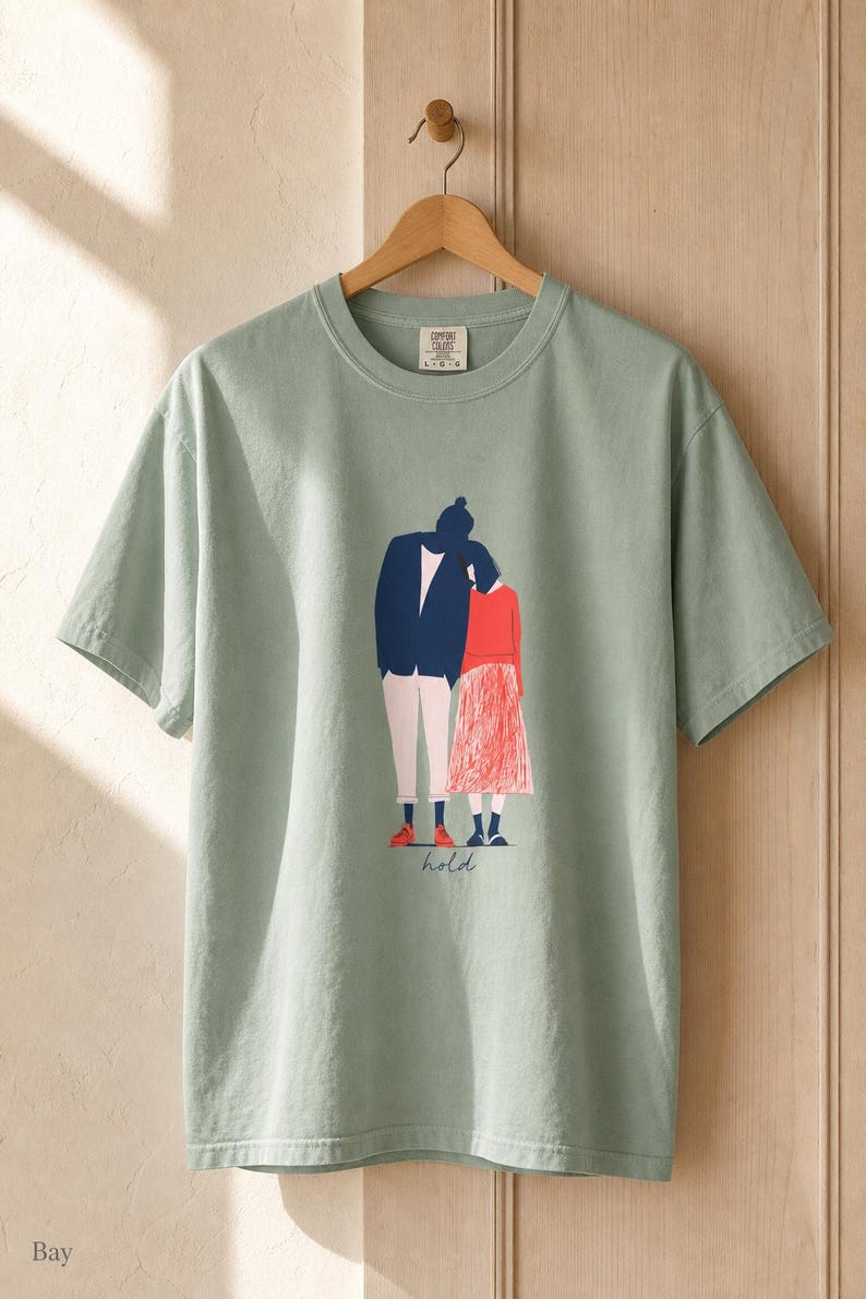 Hold Couple Illustration T-Shirt, Minimalist Editorial Art Tee, Leaning Together Love Graphic Shirt, Quiet Romance Gift afbeelding 5