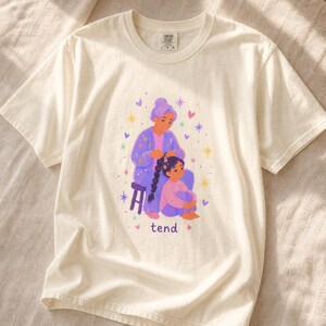 Grandmother Braiding Granddaughter's Hair T-Shirt, Tend Pastel Illustration Tee, Intergenerational Care Graphic Tee, Soft Family Shirt imagem 7