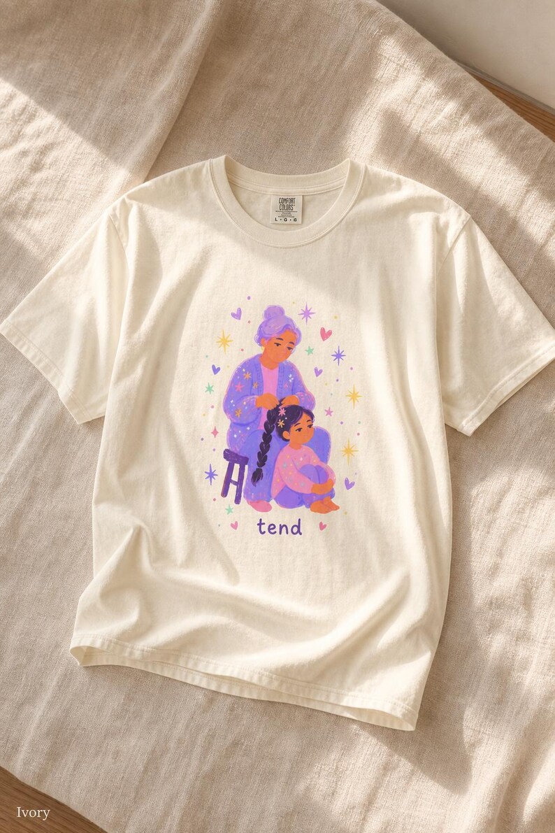 Grandmother Braiding Granddaughter's Hair T-Shirt, Tend Pastel Illustration Tee, Intergenerational Care Graphic Tee, Soft Family Shirt imagem 7