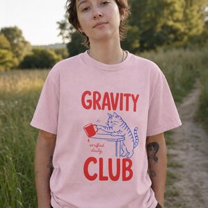 Gravity Club Cat T-Shirt Funny Cat Knocking Coffee Mug Off Table Tee Two Color Cat Lover Graphic Tee Gift imagem 3