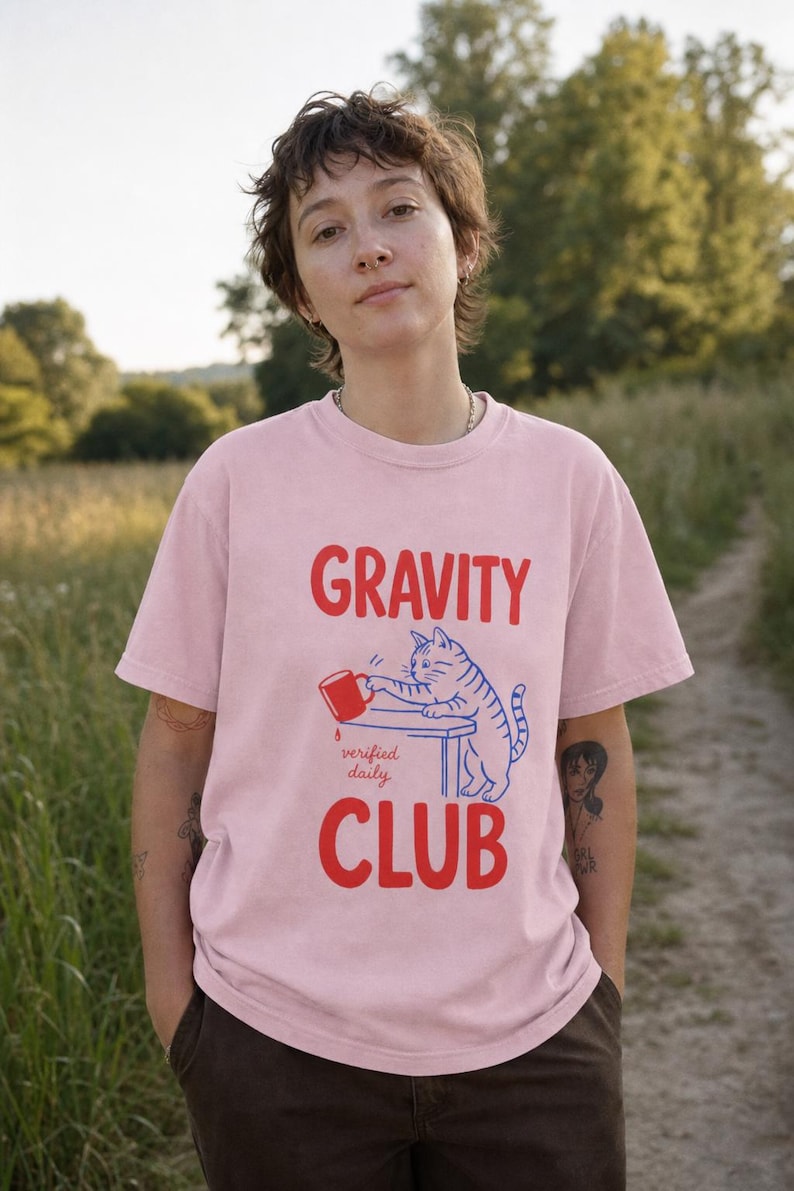 Gravity Club Cat T-Shirt Funny Cat Knocking Coffee Mug Off Table Tee Two Color Cat Lover Graphic Tee Gift imagem 3