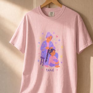 Grandmother Braiding Granddaughter's Hair T-Shirt, Tend Pastel Illustration Tee, Intergenerational Care Graphic Tee, Soft Family Shirt imagem 8