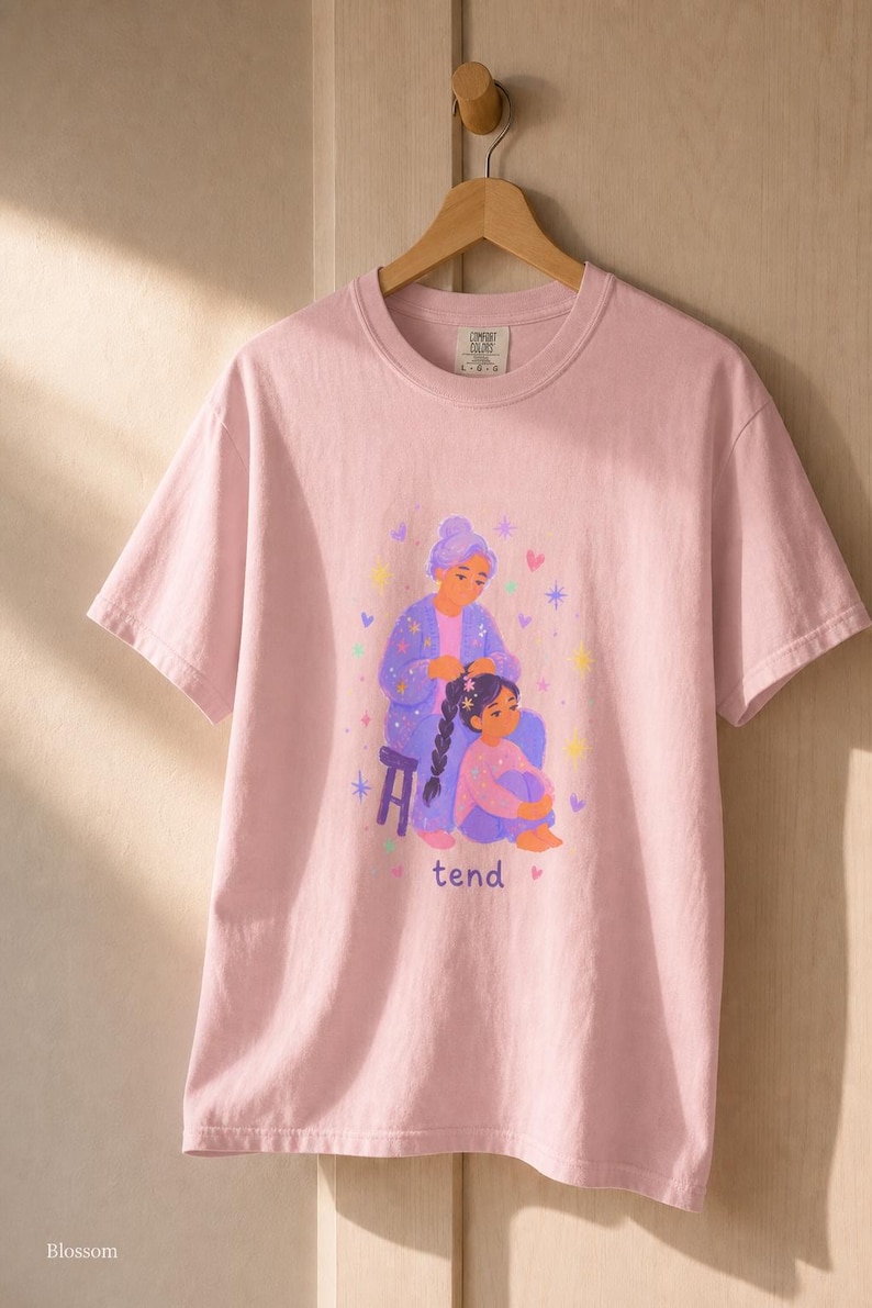 Grandmother Braiding Granddaughter's Hair T-Shirt, Tend Pastel Illustration Tee, Intergenerational Care Graphic Tee, Soft Family Shirt imagem 8