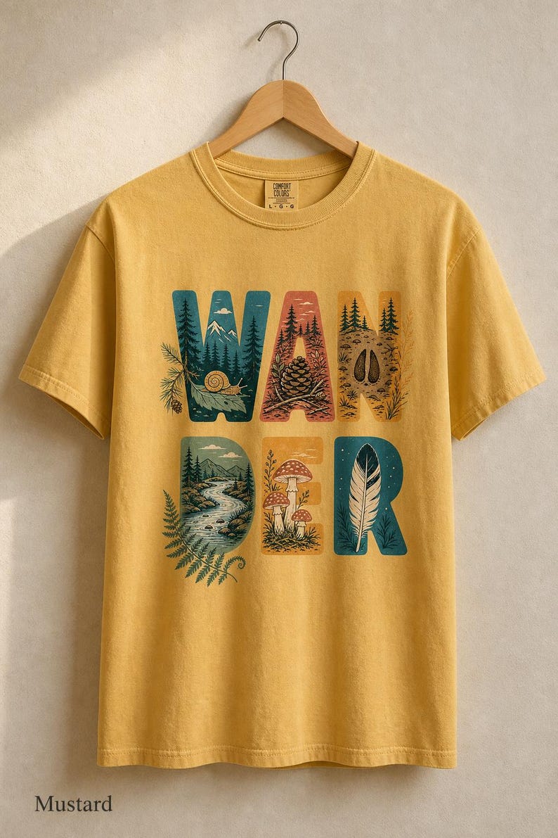 Camiseta con estampado de escenas de la naturaleza, camiseta de senderismo con letras ilustradas en el bosque, camiseta con estampado de piñas, setas y plumas. imagen 11
