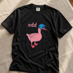 Odd Pink Goose in VR Headset T-Shirt, Weird Funny Duck Illustration Tee, Quirky Animal Graphic Shirt zdjęcie 6