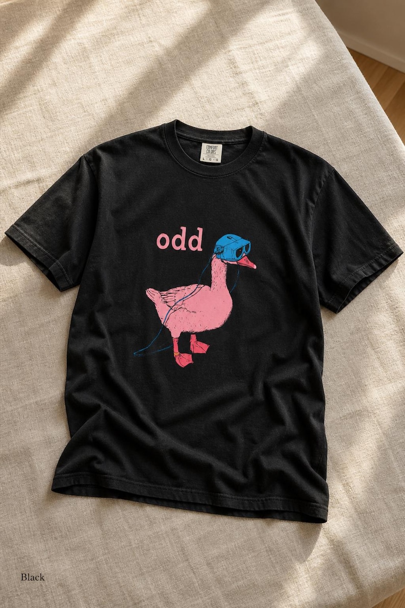 Odd Pink Goose in VR Headset T-Shirt, Weird Funny Duck Illustration Tee, Quirky Animal Graphic Shirt zdjęcie 6