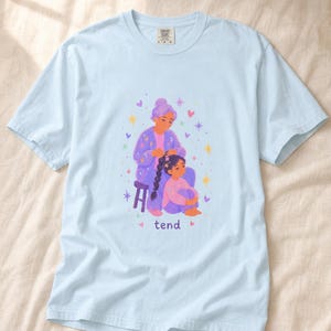 Grandmother Braiding Granddaughter's Hair T-Shirt, Tend Pastel Illustration Tee, Intergenerational Care Graphic Tee, Soft Family Shirt imagem 9