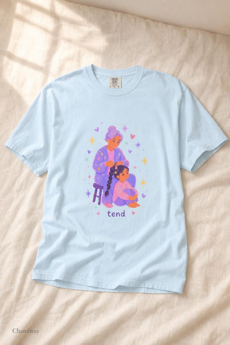 Grandmother Braiding Granddaughter's Hair T-Shirt, Tend Pastel Illustration Tee, Intergenerational Care Graphic Tee, Soft Family Shirt imagem 9