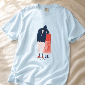Hold Couple Illustration T-Shirt, Minimalist Editorial Art Tee, Leaning Together Love Graphic Shirt, Quiet Romance Gift afbeelding 9