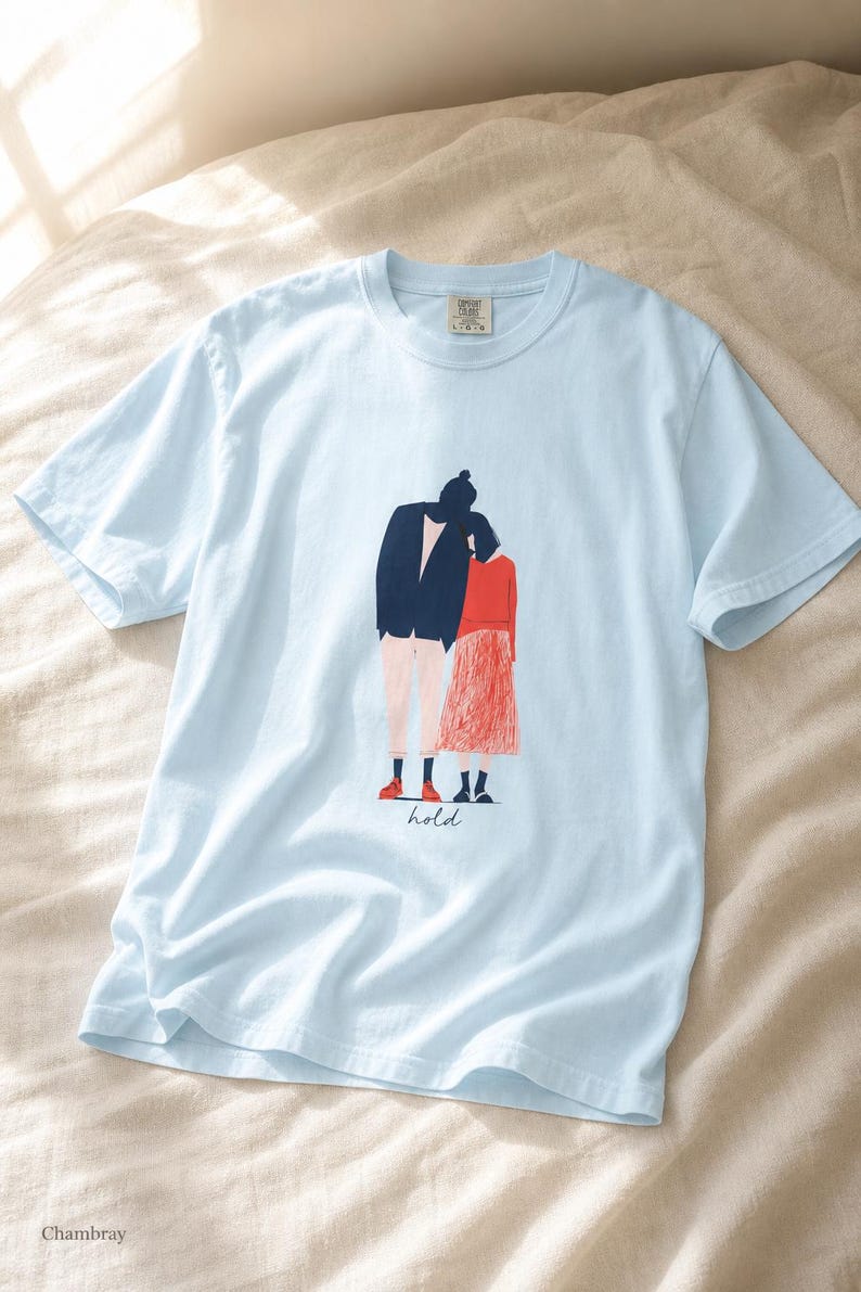 Hold Couple Illustration T-Shirt, Minimalist Editorial Art Tee, Leaning Together Love Graphic Shirt, Quiet Romance Gift afbeelding 9