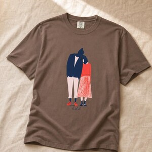 Hold Couple Illustration T-Shirt, Minimalist Editorial Art Tee, Leaning Together Love Graphic Shirt, Quiet Romance Gift afbeelding 17