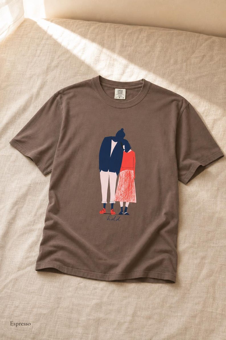 Hold Couple Illustration T-Shirt, Minimalist Editorial Art Tee, Leaning Together Love Graphic Shirt, Quiet Romance Gift afbeelding 17