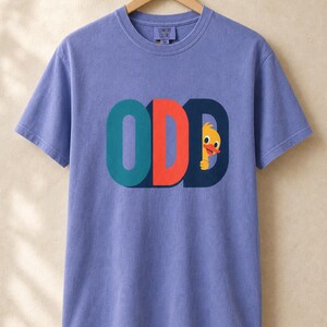 Odd Duck T-Shirt, Cute Yellow Duckling Peeking Behind Bold ODD Typography Tee, Quirky Weirdo Graphic Shirt, Funny Gift immagine 1