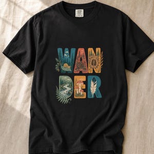 Camiseta con estampado de escenas de la naturaleza, camiseta de senderismo con letras ilustradas en el bosque, camiseta con estampado de piñas, setas y plumas. imagen 6