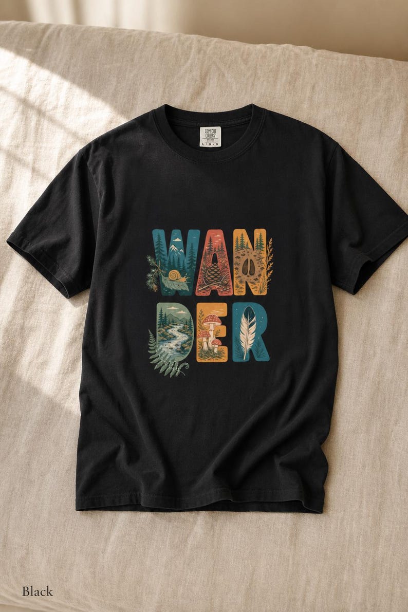 Camiseta con estampado de escenas de la naturaleza, camiseta de senderismo con letras ilustradas en el bosque, camiseta con estampado de piñas, setas y plumas. imagen 6