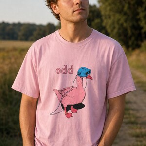 Odd Pink Goose in VR Headset T-Shirt, Weird Funny Duck Illustration Tee, Quirky Animal Graphic Shirt zdjęcie 3