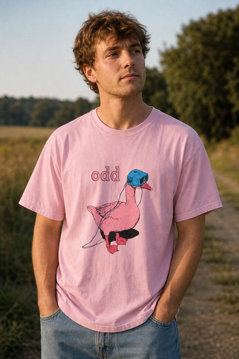 Odd Pink Goose in VR Headset T-Shirt, Weird Funny Duck Illustration Tee, Quirky Animal Graphic Shirt zdjęcie 3