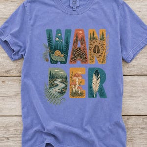 Camiseta con estampado de escenas de la naturaleza, camiseta de senderismo con letras ilustradas en el bosque, camiseta con estampado de piñas, setas y plumas. imagen 16