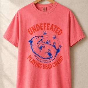 Invaincu Playing Dead Champ T-shirt Opossum T-shirt drôle de bande dessinée Possum T-shirt graphique animal étrange image 14
