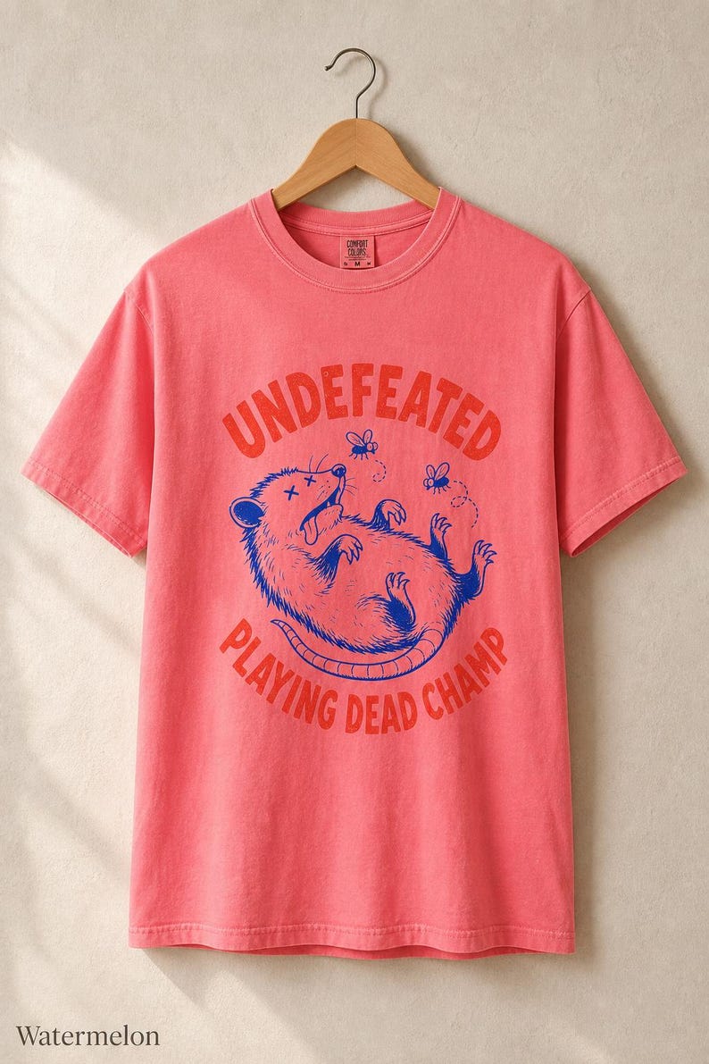 Invaincu Playing Dead Champ T-shirt Opossum T-shirt drôle de bande dessinée Possum T-shirt graphique animal étrange image 14