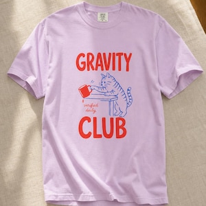 Gravity Club Cat T-Shirt Funny Cat Knocking Coffee Mug Off Table Tee Two Color Cat Lover Graphic Tee Gift imagem 18