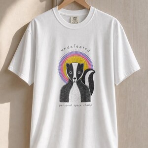 Undefeated Personal Space Champ Skunk T-Shirt, Funny Introvert Tee, Stippled Skunk Portrait with Sunburst Halo Graphic Tee Bild 4