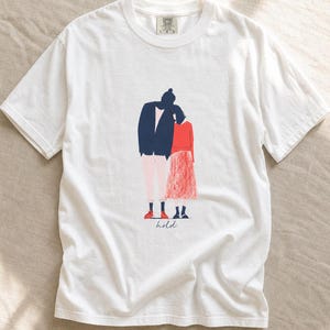Hold Couple Illustration T-Shirt, Minimalist Editorial Art Tee, Leaning Together Love Graphic Shirt, Quiet Romance Gift afbeelding 4
