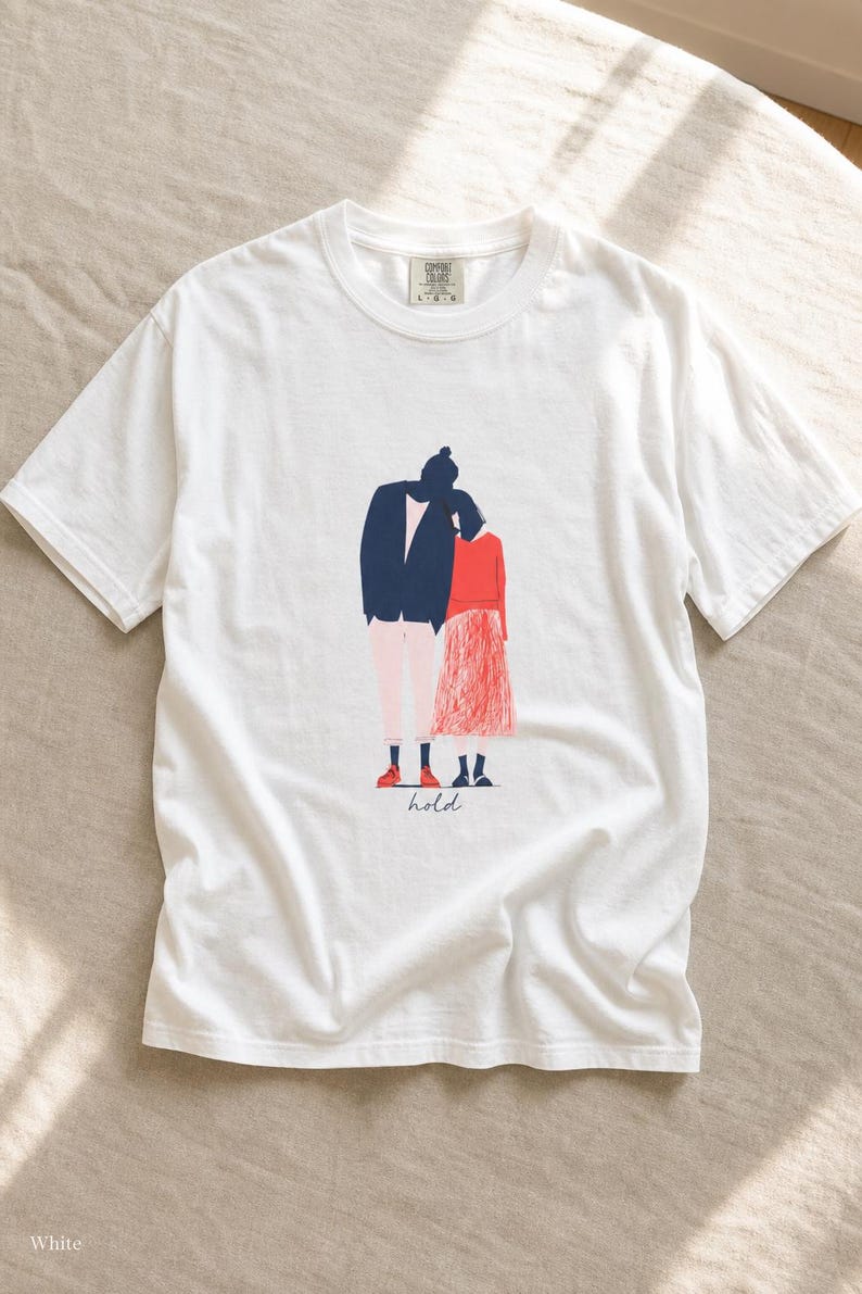 Hold Couple Illustration T-Shirt, Minimalist Editorial Art Tee, Leaning Together Love Graphic Shirt, Quiet Romance Gift afbeelding 4