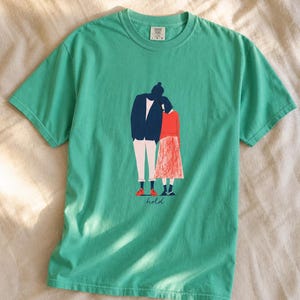 Hold Couple Illustration T-Shirt, Minimalist Editorial Art Tee, Leaning Together Love Graphic Shirt, Quiet Romance Gift afbeelding 14