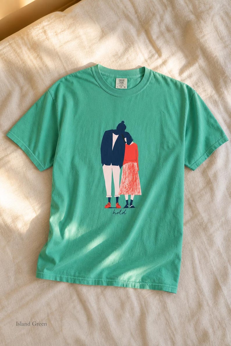 Hold Couple Illustration T-Shirt, Minimalist Editorial Art Tee, Leaning Together Love Graphic Shirt, Quiet Romance Gift afbeelding 14