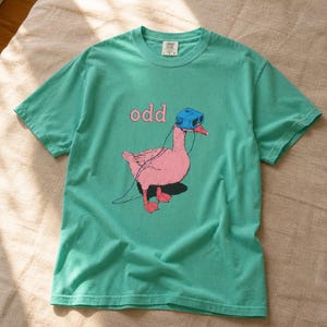 Odd Pink Goose in VR Headset T-Shirt, Weird Funny Duck Illustration Tee, Quirky Animal Graphic Shirt zdjęcie 15