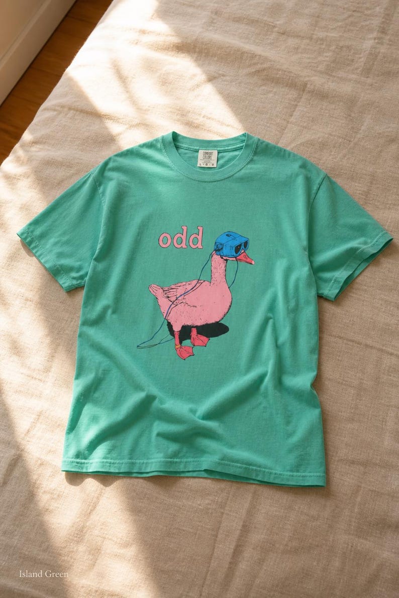 Odd Pink Goose in VR Headset T-Shirt, Weird Funny Duck Illustration Tee, Quirky Animal Graphic Shirt zdjęcie 15