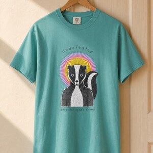 Undefeated Personal Space Champ Skunk T-Shirt, Funny Introvert Tee, Stippled Skunk Portrait with Sunburst Halo Graphic Tee Bild 9