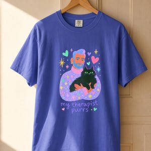 My Therapist Purrs T-Shirt, Bearded Man Holding Black Cat Tee, Cat Lover Gouache Illustration, Mental Health Cat Mom Dad Shirt imagem 17