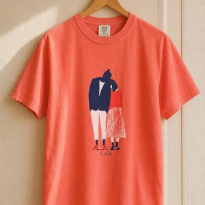 Hold Couple Illustration T-Shirt, Minimalist Editorial Art Tee, Leaning Together Love Graphic Shirt, Quiet Romance Gift afbeelding 10