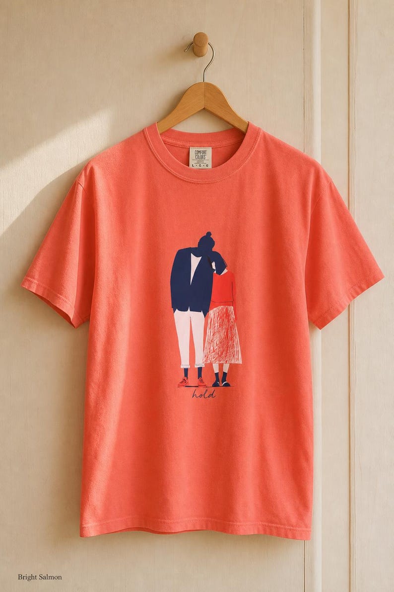 Hold Couple Illustration T-Shirt, Minimalist Editorial Art Tee, Leaning Together Love Graphic Shirt, Quiet Romance Gift afbeelding 10