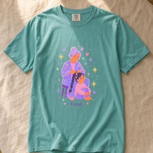 Grandmother Braiding Granddaughter's Hair T-Shirt, Tend Pastel Illustration Tee, Intergenerational Care Graphic Tee, Soft Family Shirt imagem 10