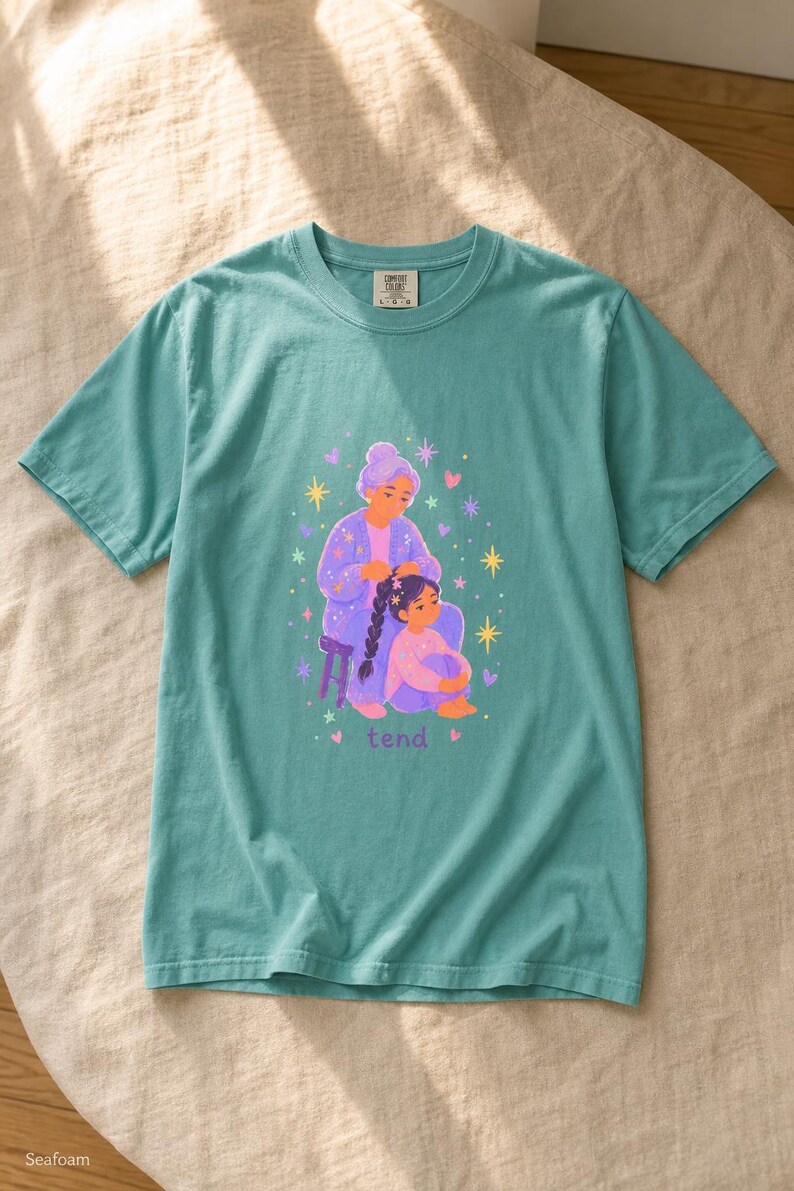 Grandmother Braiding Granddaughter's Hair T-Shirt, Tend Pastel Illustration Tee, Intergenerational Care Graphic Tee, Soft Family Shirt imagem 10