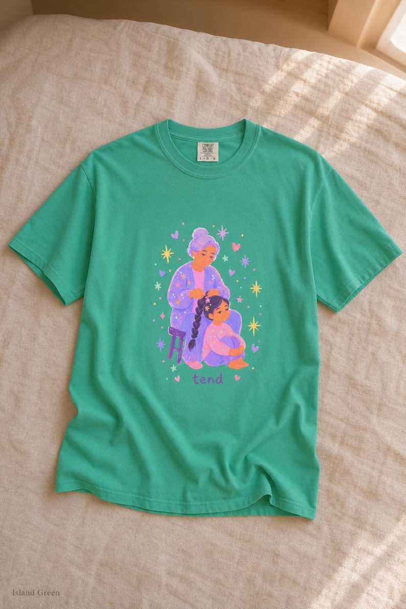Grandmother Braiding Granddaughter's Hair T-Shirt, Tend Pastel Illustration Tee, Intergenerational Care Graphic Tee, Soft Family Shirt imagem 15