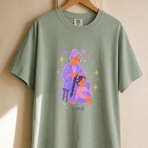 Grandmother Braiding Granddaughter's Hair T-Shirt, Tend Pastel Illustration Tee, Intergenerational Care Graphic Tee, Soft Family Shirt imagem 5