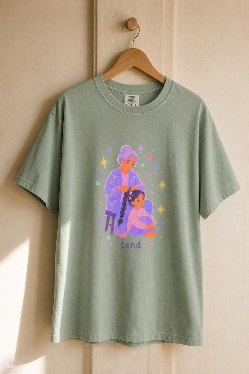 Grandmother Braiding Granddaughter's Hair T-Shirt, Tend Pastel Illustration Tee, Intergenerational Care Graphic Tee, Soft Family Shirt imagem 5
