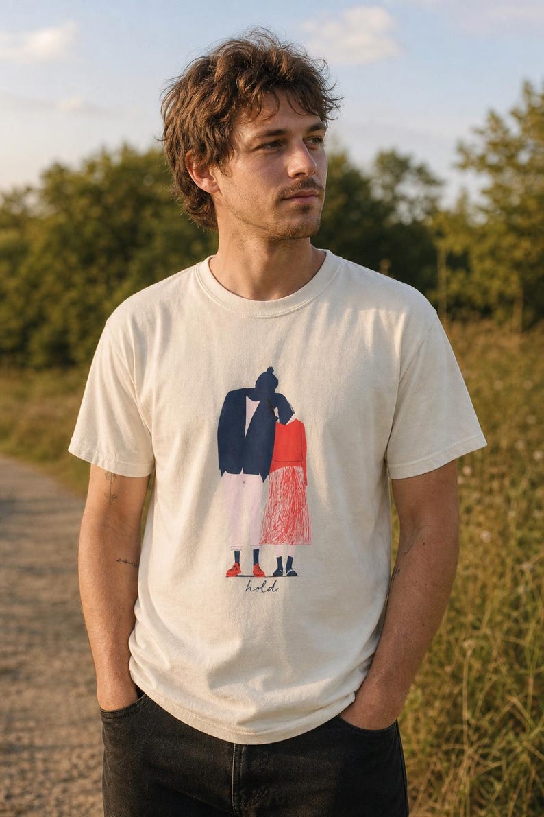Hold Couple Illustration T-Shirt, Minimalist Editorial Art Tee, Leaning Together Love Graphic Shirt, Quiet Romance Gift afbeelding 2