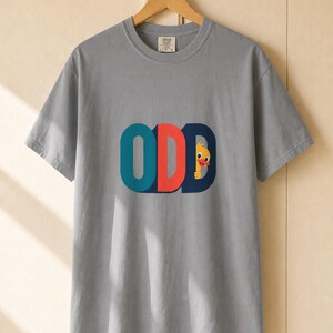 Odd Duck T-Shirt, Cute Yellow Duckling Peeking Behind Bold ODD Typography Tee, Quirky Weirdo Graphic Shirt, Funny Gift immagine 14