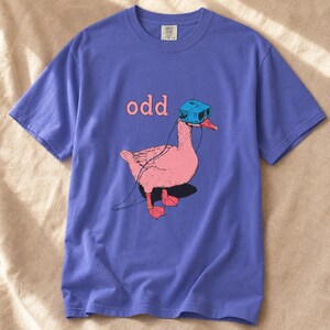 Odd Pink Goose in VR Headset T-Shirt, Weird Funny Duck Illustration Tee, Quirky Animal Graphic Shirt zdjęcie 1