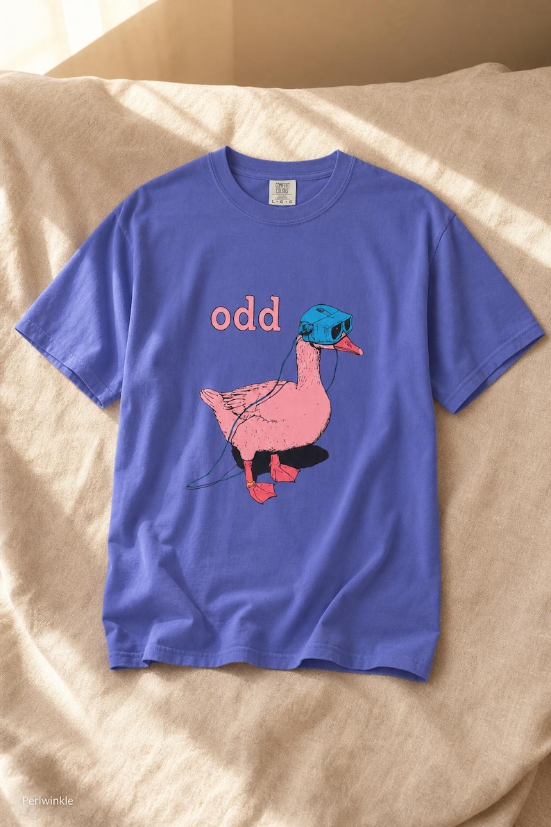 Odd Pink Goose in VR Headset T-Shirt, Weird Funny Duck Illustration Tee, Quirky Animal Graphic Shirt zdjęcie 1