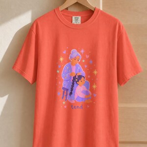 Grandmother Braiding Granddaughter's Hair T-Shirt, Tend Pastel Illustration Tee, Intergenerational Care Graphic Tee, Soft Family Shirt imagem 11